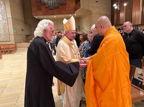 慧澤法師於典禮結束後與總主教Archbishop Gomez握手問好。