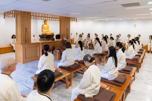 「您為何而來?」擔任維那的慧澄法師以此問句,開啟一日禪修。