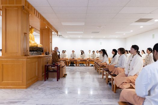 慧澄法師引導學員放鬆身體,提起正念。