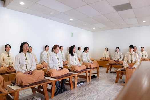 課程安排學員們首先於禪堂體驗坐禪。