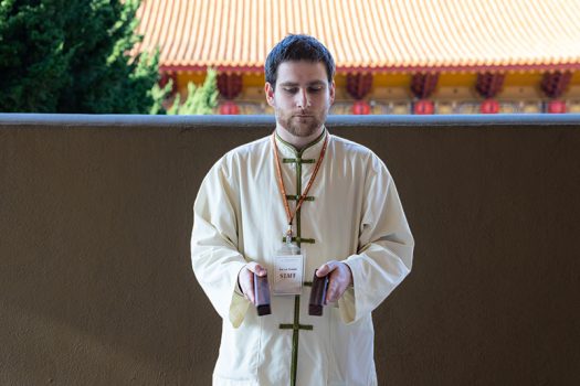 學員們少了手機提醒聲,時間在木魚聲與香板聲的節奏中流動。