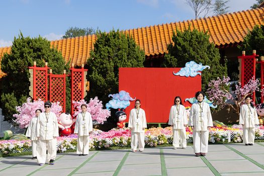 學員們於成佛大道體驗立禪。