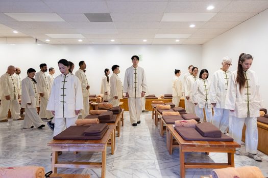 學員們於禪堂體驗行禪。