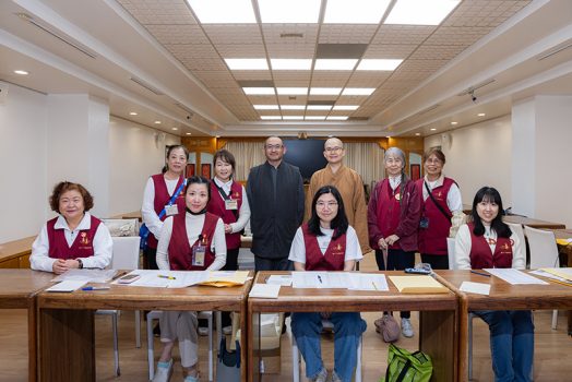 社教組組長覺皇法師(後排(右3)帶領員、義工於海會堂為學員進行報到作業。