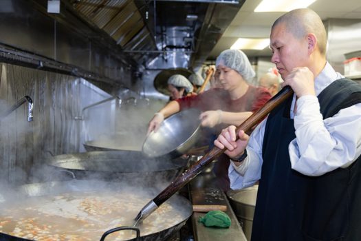 頭單監院如松法師帶領僧信二眾4點半便開始烹煮臘八粥。