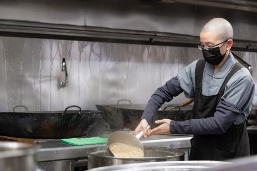 二單監院知行法師親自下廚烹煮臘八粥，經過繁複的工序，終於可以起鍋了！