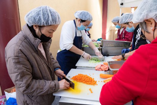 大寮義工菩薩自清晨2點開始備料。