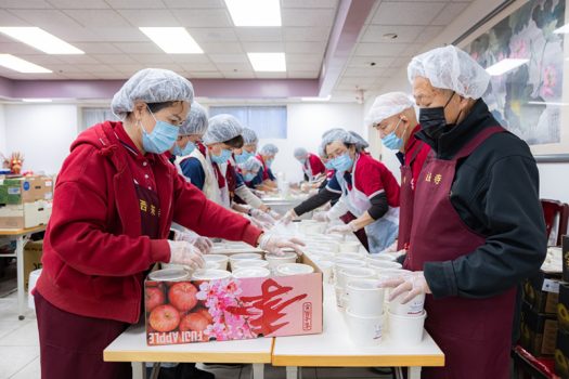 國際佛光會洛杉磯協會督導委員會投入盛粥、分粥及打包工作。