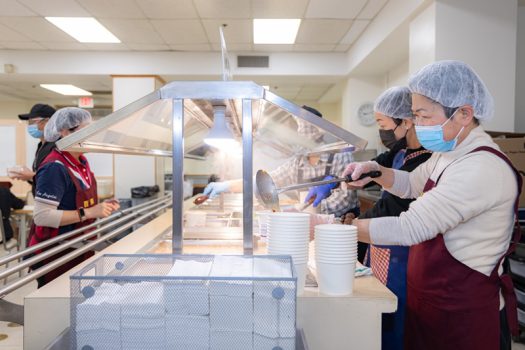 五觀堂西單自上午九點至下午三點開放免費堂食，菩薩義工忙著分裝。