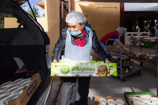 洛杉磯協會各分會依分配的時段前來領取臘八粥，再分送給會員。