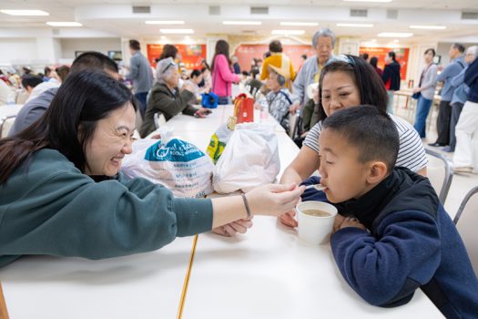 親子同享美味的臘八粥。