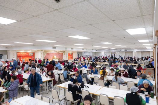 接近中午時分，人潮逐漸湧現。