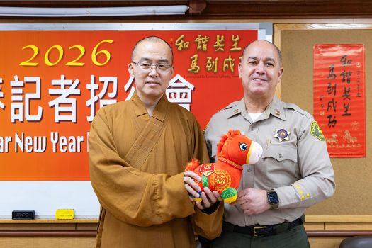 慧東法師(左)致贈可愛討喜的馬年布偶予火馬年出生的分局長Glenn Emery(右)。