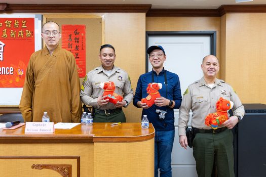 警員及記者也獲贈可愛的馬年布偶後，與慧東法師(左)合影。