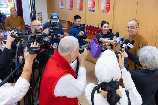 慧東法師接受媒體聯訪。