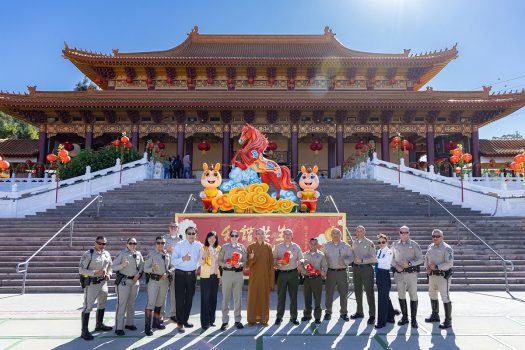 慧東法師(中)、蔡月琴會長(左6)、 分局長Melissa Hammond(左7)率領團隊、分局長Glenn Emery(右7) 率領團隊、Kenny Chang於成佛大道火馬主燈前合影。