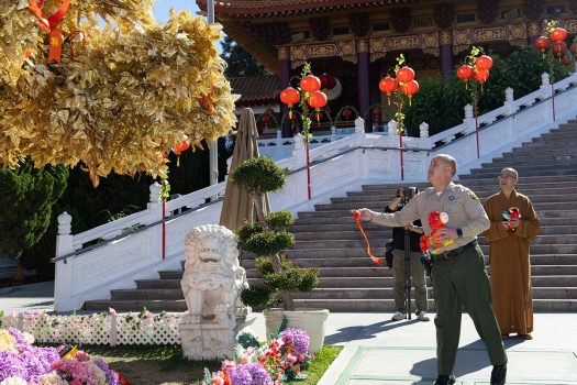分局長Glenn Emery率先擲出祈願帶，為社會大眾祈求新年平安。