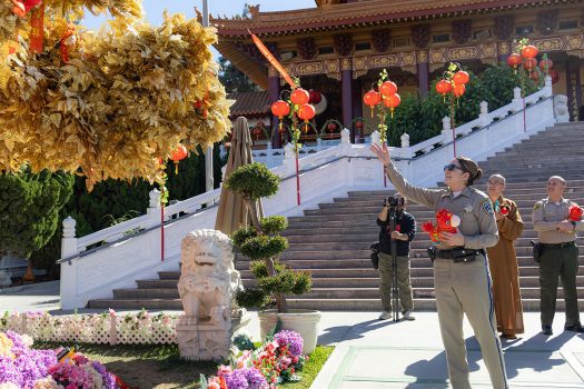 分局長Melissa Hammond也開心擲出祈願帶，祈求社會和諧、世界和平。