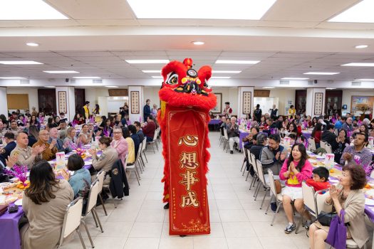 晚會由北少林武術團熱鬧舞獅揭開序幕。