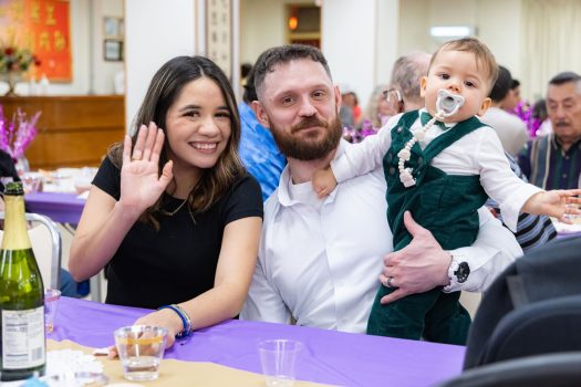 本土人士舉家參與盛會，笑聲不斷。