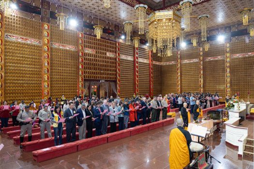 晚宴尾聲，慧東法師帶領大眾進入大雄寶殿獻燈祈福，誦念《般若心經》英文版及星雲大師〈獻燈祈願文〉，祈求新年平安順利，讓祝福與善念隨光明照耀社區每一角落。