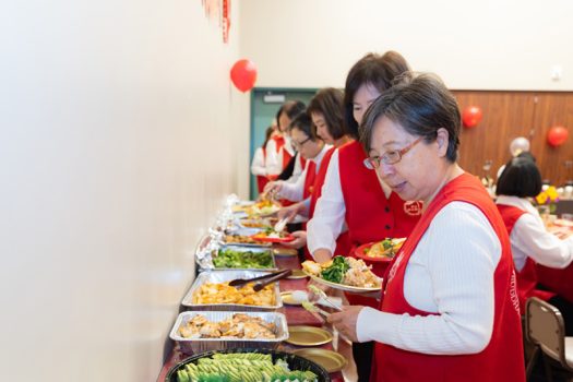 佛光西來學校聯誼餐會準備豐盛的素食佳餚，令人食指大動。