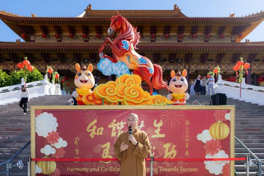 出坡活動開始前，西來寺住持慧東法師以星雲大師今年春聯墨寶「和諧共生、馬到成功」，以中、英雙語為大眾加油勉勵。