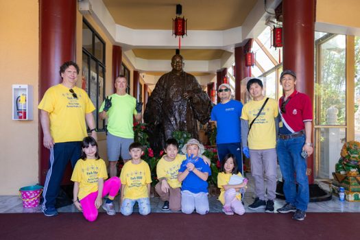 西來童軍團負責打掃頭山門後，部份成員於大師銅像前合影。