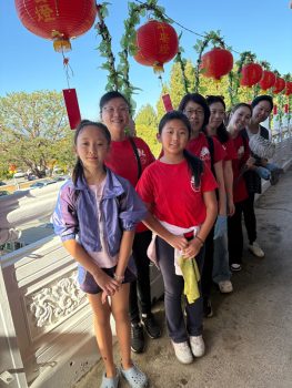 西來女童軍團負責清理二合堂外圍的欄楯和窗戶。