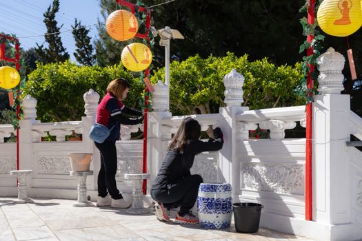 義工們清洗大殿丹墀旁的欄楯。