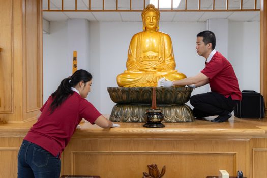 佛光青年認真打掃禪堂。
