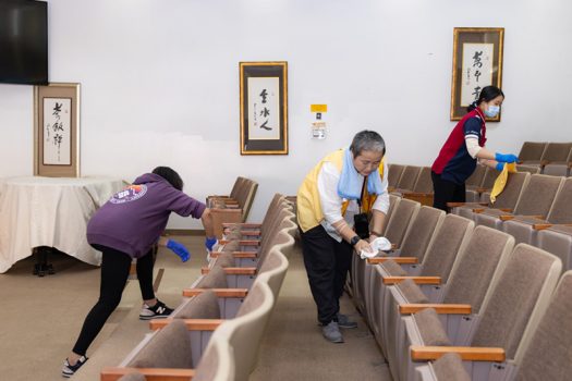 佛光人清理法堂內部。