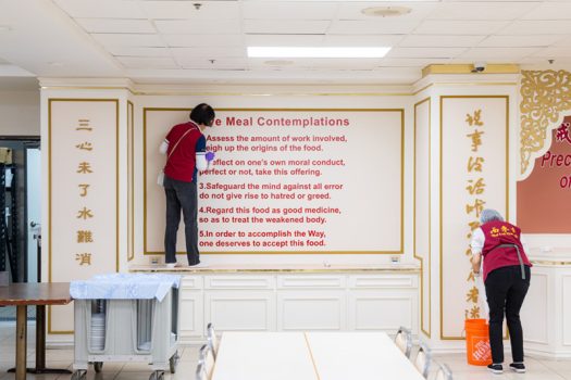 佛光人仔細打掃五觀堂。