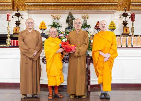 hra Pratya Sotthijanyo(左2)致贈結緣品予西來寺,由住持慧東法師(右2)代表接受。