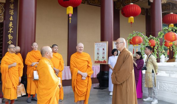 慧東法師邀請法身寺的法師們於3/21前來西來寺參加恭迎「星雲大師靈骨分燈五大洲」活動。