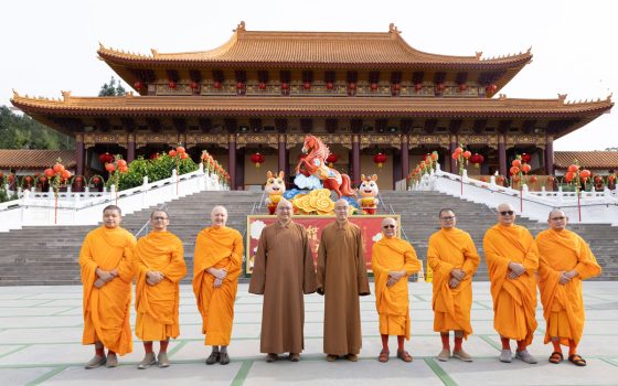 慧東法師 (中)、慧澤法師(左4) 與Phra Pratya Sotthijanyo(右4)等法師於成佛大道合影。