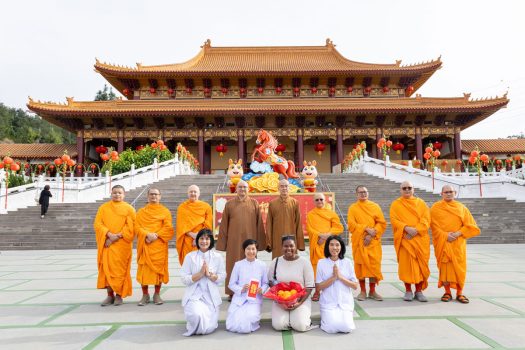 慧東法師 (中)、慧澤法師(左4) 與Phra Pratya Sotthijanyo(右4)等僧信二眾於成佛大道合影。