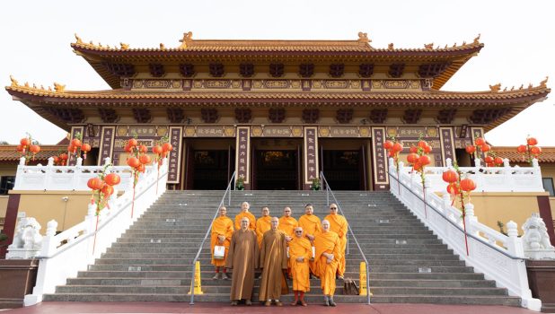 慧東法師 (前排左2)、慧澤法師(前排左1) 與Phra Pratya Sotthijanyo(前排右2)等法師於五聖殿前合影。