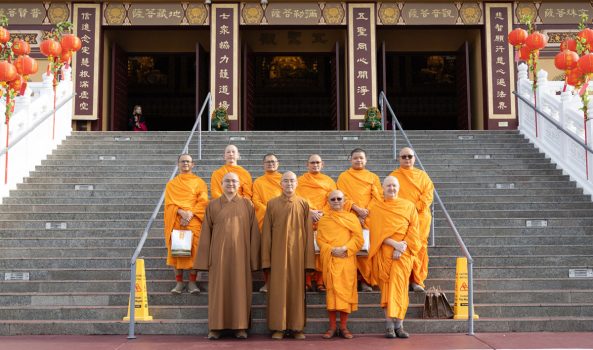 慧東法師 (前排左2)、慧澤法師(前排左1) 與Phra Pratya Sotthijanyo(前排右2)等法師於五聖殿前合影。