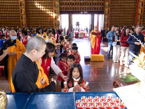 各班學生在老師引導下依序獻燈，以燈供佛、以心發願，現場莊嚴祥和。