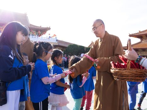 慧東法師以新年紅包祝福每位師生及家長新年快樂。