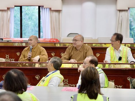 社教本土組慧澤法師(後排中)及慧澄法師(後排左)也列席為義工們培訓。