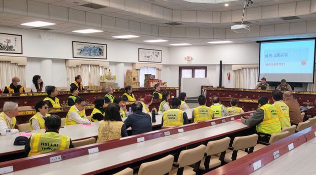 洛杉磯縣工業市警察局 （LASD）兩位副警長Spenser Stilgenbauer、Vincent Rodriguez(坐於講台上)為義工們進行安全講習。
