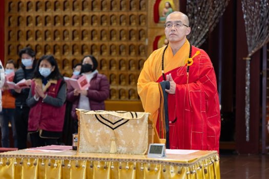 佛光山西來寺於2月16日晚間舉行「除夕辭歲普佛法會」，由住持慧東法師主法。