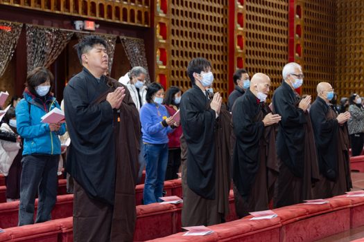 西來寺大殿現場與線上逾300人參與法會。