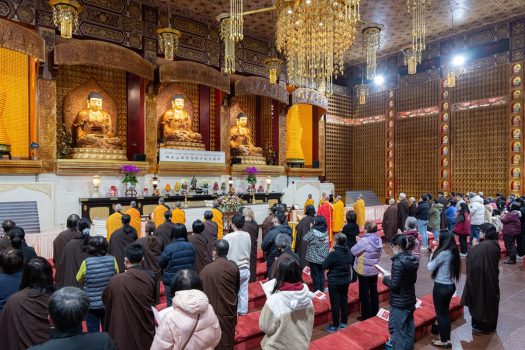 大眾齊聚佛前辭舊迎新，禮拜藥師如來，持誦〈藥師灌頂真言〉。