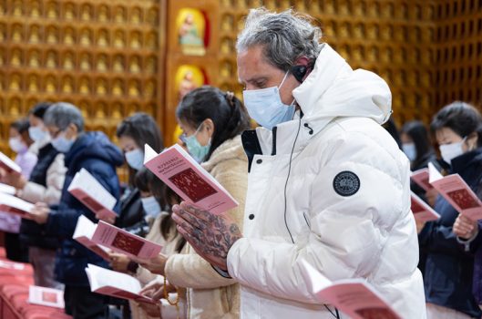 法會現場也有不少本土人士一同參與。