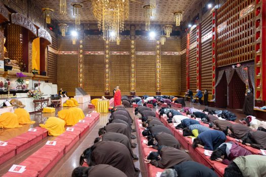 大眾虔誠拜願，祈願馬年修持更上一層樓。