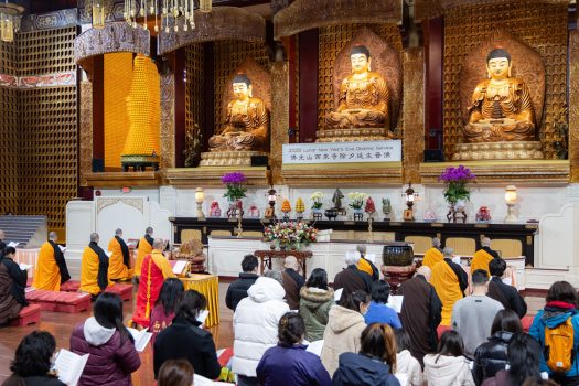 慧東法師領眾恭讀佛光山開山祖師星雲大師〈除夕祈願文〉。