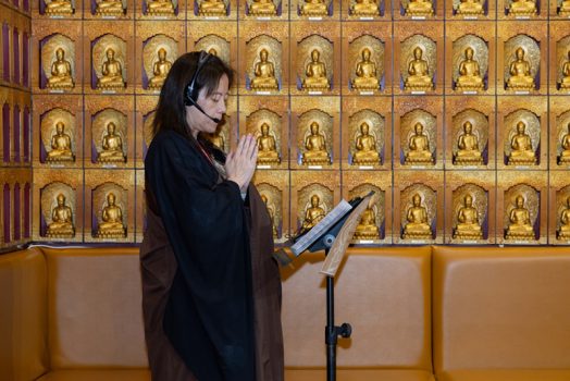 西來寺翻譯組全程協助翻譯，讓本土人士可以安心參與法會。